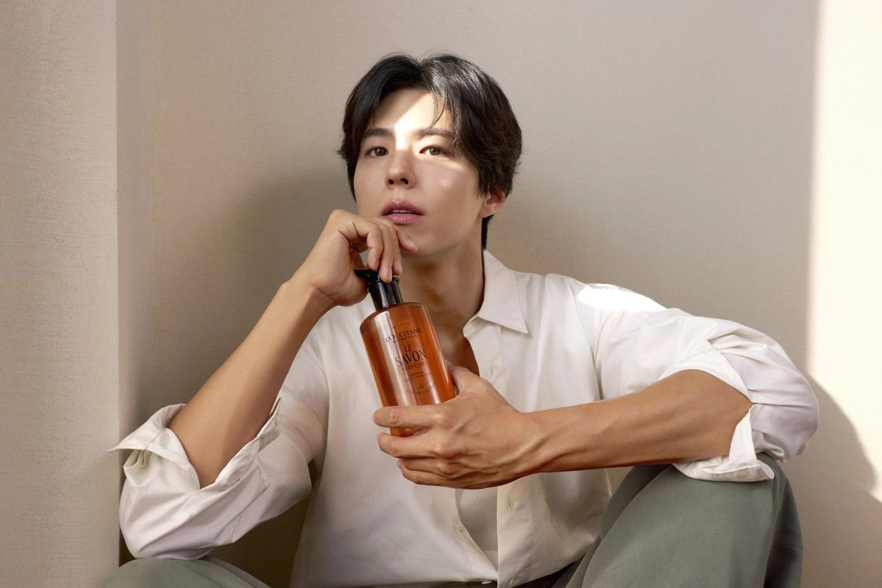 시어 버베나 리퀴드 핸드 솝을 손에 들고 앉은 박보검의 록시땅 캠페인 화보 / 사진=록시땅