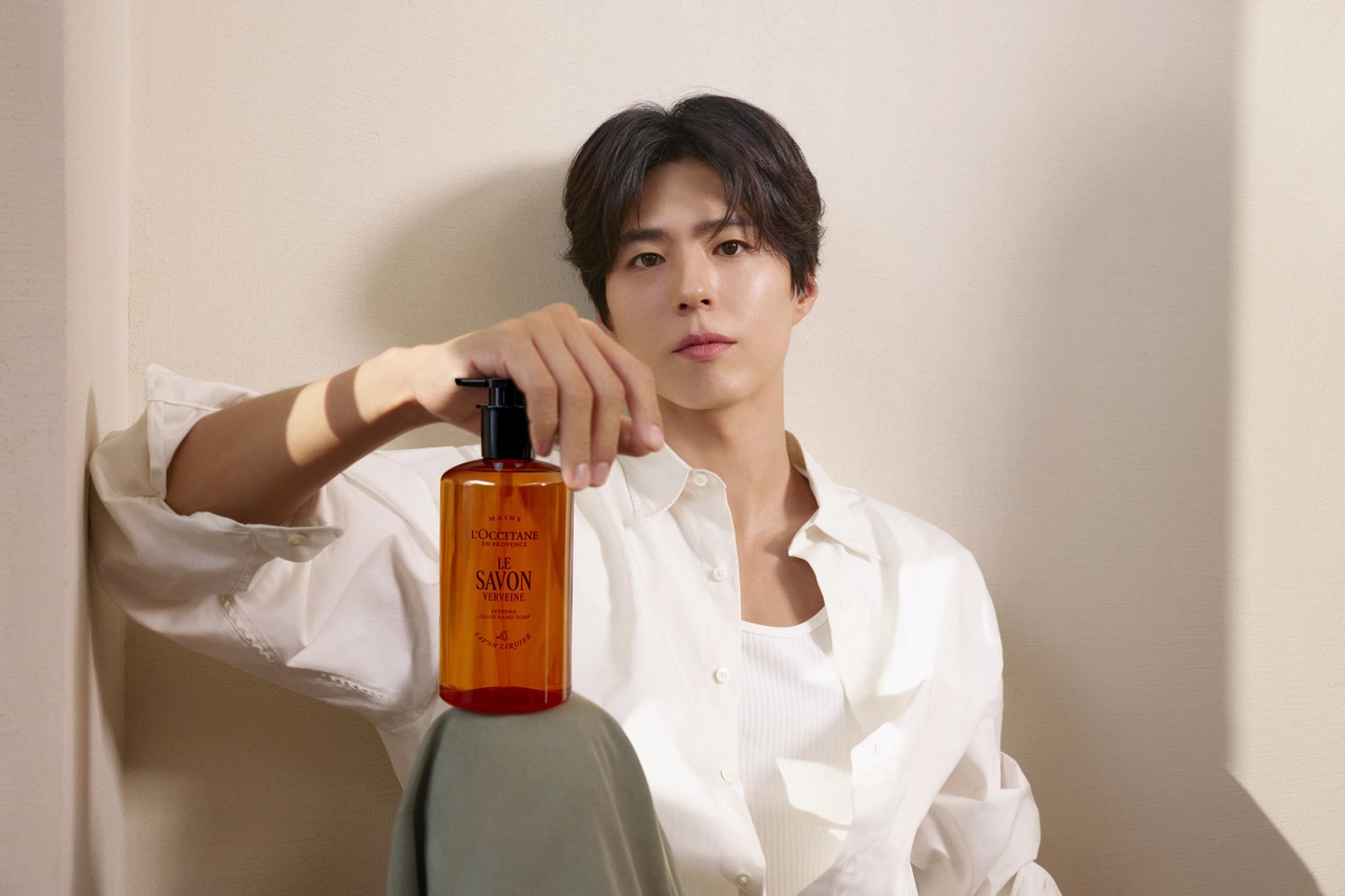 시어 버베나 리퀴드 핸드 솝을 든 박보검의 록시땅 캠페인 화보. 앰버 컬러 아포테케리 병 실루엣이 강조됐다. / 사진=록시땅
