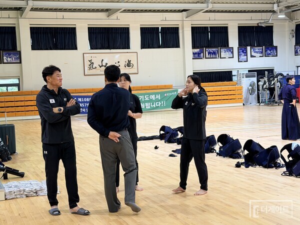 검도 대표팀을 이끄는 코칭스태프. 박상섭 감독, 김민규 코치, 박연정 감독, 이윤영 코치(사진=더게이트 배지헌 기자)