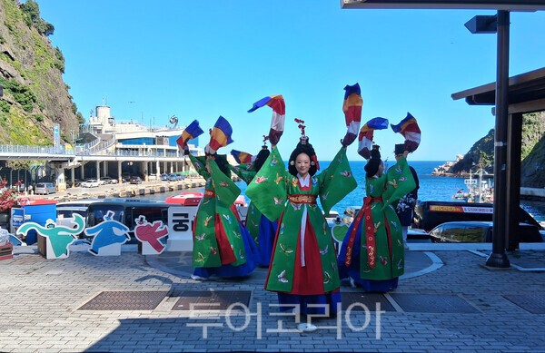 사진 / 울릉도 도동여객터미널 공원에서 펼쳐진 궁중 전통문화 프로그램