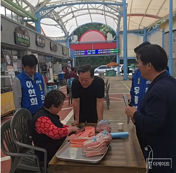 이기영 배우((사진 가운데)와 안진걸 민생경제연구소장(사진 맨 오른쪽)이 완도 주민과 이야기하는 장면(사진=더게이트)