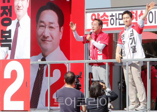 30일 유정복 인천시장 후보가 송도 일원 유세에서 시민들에게 지지를 호소하고 있다.