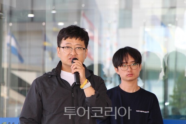 30일, 인천 부평구에 위치한 한국지엠 부평공장에서 열린 ‘55FESTA 올드카 특별 전시회’에서 안규백 한국지엠 지부장은 조합원들과 취재진에게 감사의 인사를 전하고 있다. 2026.05.30. / 투어코리아 이창호 기자