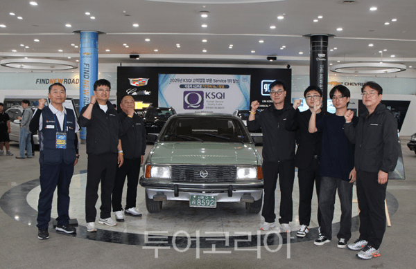 30일, 인천 부평구에 위치한 한국지엠 부평공장에서 열린 ‘55FESTA 올드카 특별 전시회’에서 안규백 한국지엠 지부장과 관계자들이 기념촬영을 하고 있다. 2026.05.30. / 투어코리아 이창호 기자
