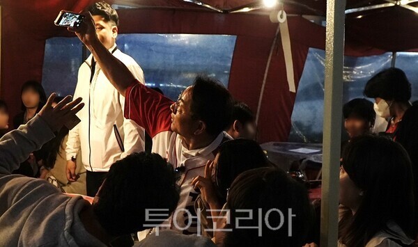지난 30일 새벽 유정복 인천시장 후보가 남동구 구월동 로데오거리의 한 포장마차를 방문해 시민들과 기념촬영을 하고 있다.