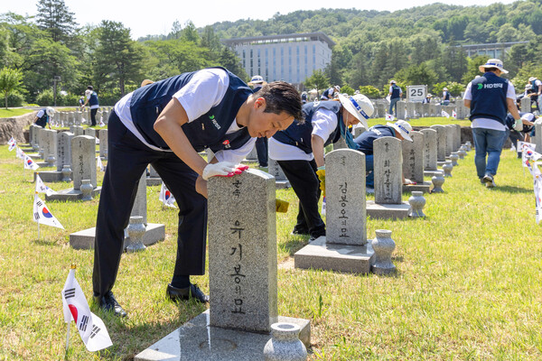 정기선 HD현대 회장이 29일 국립서울현충원을 찾아 임직원들과 함께 참전용사의 비석을 닦고 있다.(사진=HD현대 제공)