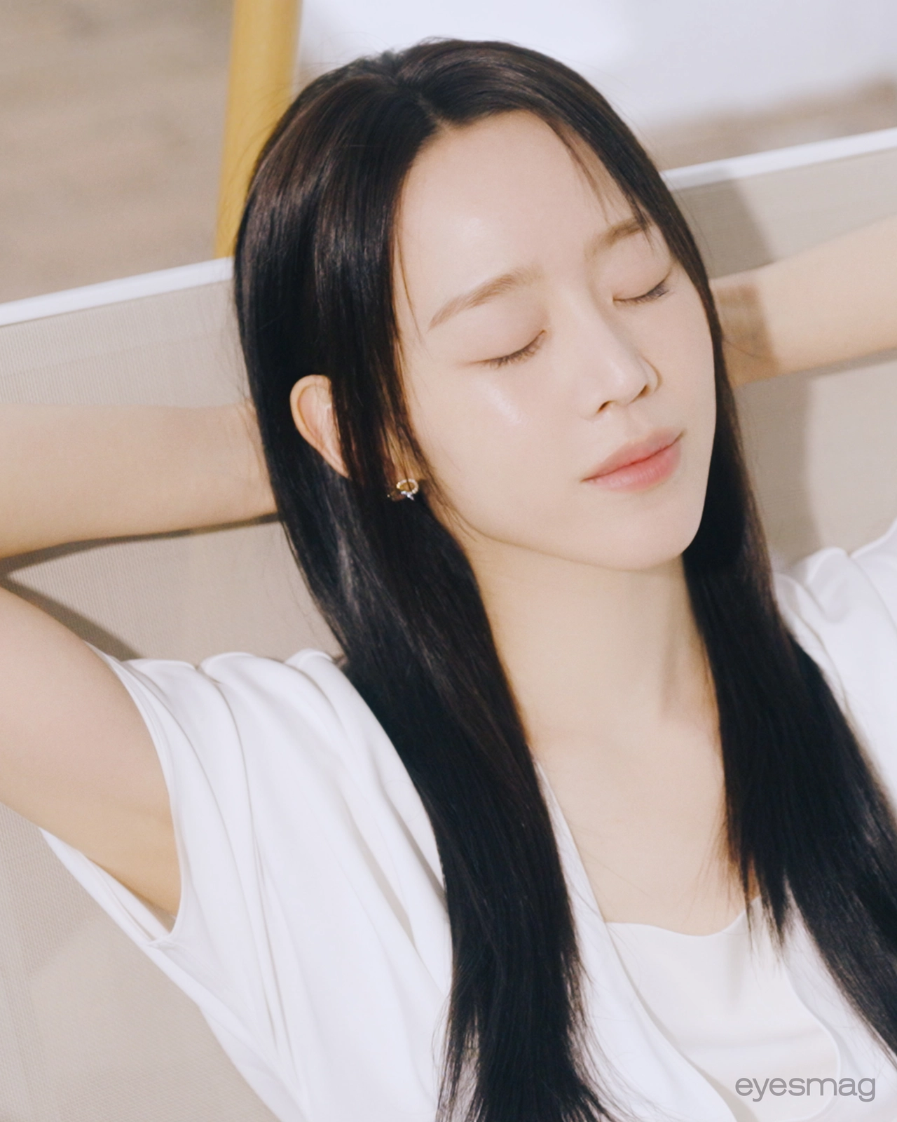 눈을 감고 선베드에 기댄 신혜선의 클로즈업 컷 / 사진=제공 페라가모