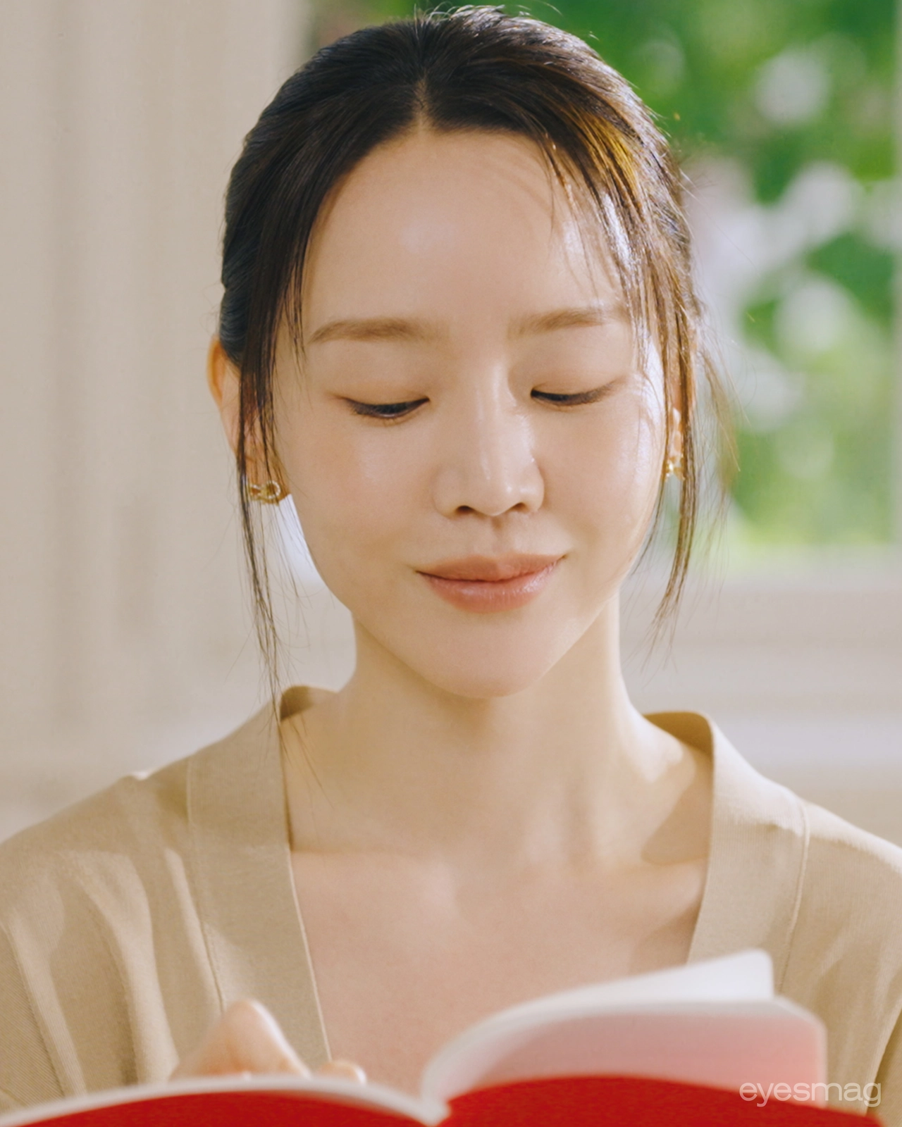 책을 읽는 신혜선의 클로즈업 컷, 골드 이어링 디테일이 돋보인다 / 사진=제공 페라가모