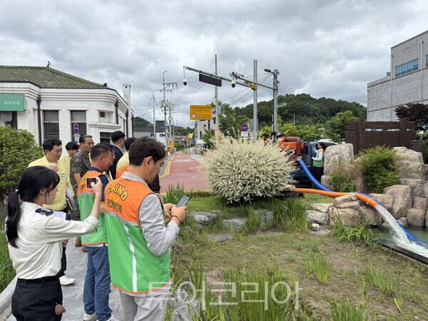27일 군청 앞 인공폭포 광장에서 여름철 집중호우 대비 이동식 대형 양수기 가동 시연 모습/사진=화순군