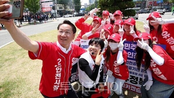 1일 미추홀구 주안역 일대 유세 현장에서 유정복 인천시장 후보가 선거운동원들과 함께 기념촬영을 하고 있다.