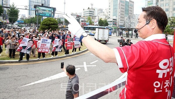 1일 미추홀구 주안역 일대 유세 현장에서 유정복 후보가 지지를 호소하고 있다.