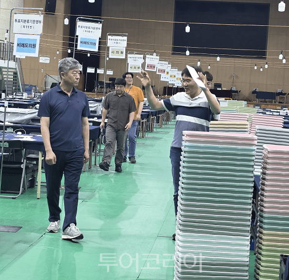김포도시공사 이형록 사장이 1일 오는 6월 3일 실시되는 제9회 전국동시지방선거의 개표소로 지정된 ‘김포생활체육관’을 방문해 시설 안전 및 준비 상황에 대한 특별 현장 점검하고 있다.