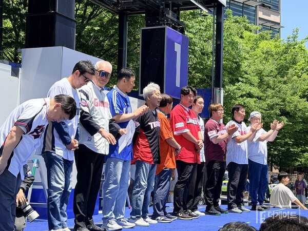 야구 레전드들이 고척스카이돔 유세에 함께 했다(사진=더게이트 DB)