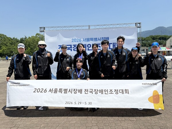 왼쪽부터 넷마블조정선수단 소속의 강이성 선수, 이봉희 선수, 김정희 감독, 배지인 선수, 전숭보 선수, 한은지 선수, 이승주 선수, 추연희 선수, 강현주 선수, 서하경 코치(사진=넷마블문화재단 제공)