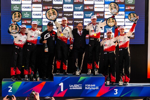 2026 WRC 일본 랠리 포디엄. 왼쪽부터 빈센트 랑데-세바스티앙 오지에(토요타·2위), 스콧 마틴-엘핀 에반스(토요타·1위), 마르코 살미넨-사미 파야리(토요타·3위) (사진=한국타이어 제공)