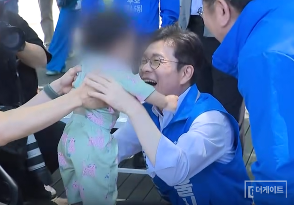 정원오 후보는 선거유세 때마다 아기를 보면 그냥 지나치지 않는다. 기념촬영을 요청하면 선뜻 응하고, 아기의 건강을 빈다. 하지만, 선을 넘지 않는다. 양천구 파리공원에서도 정 후보는 옆에 있던 양천구청장 후보의 발언을 따르지 않았다