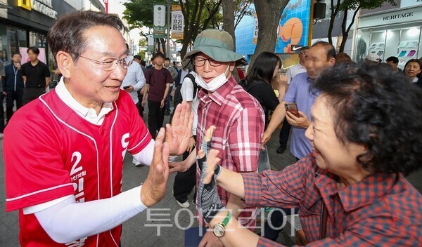 유정복 인천시장 후보가 1일 부평 문화의거리 집중유세 현장에서 지지자들과 하이파이브를 하고 있다.