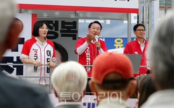 유정복 인천시장 후보가 1일 부평 문화의거리 집중유세 현장에서 시민들에게 연설하며 지지를 호소하고 있다.