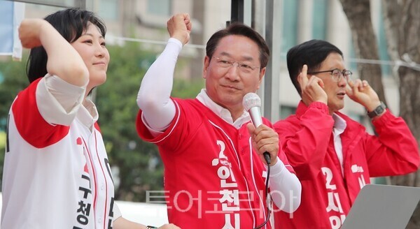 유정복 인천시장 후보가 1일 부평 문화의거리 집중유세 현장에서 이단비 부평구청장 후보, 이명규 시의원 후보와 함께 지지를 호소하고 있다.