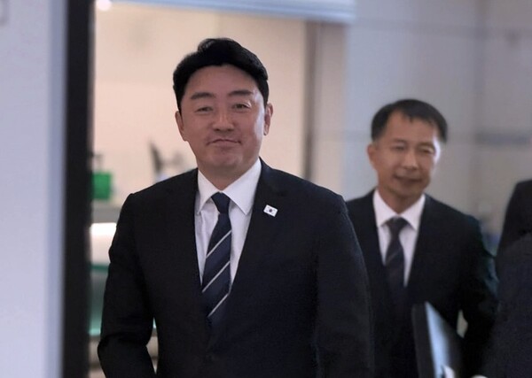 강훈식 청와대 비서실장이 지난달 31일 전략경제협력 대통령 특사 자격으로 캐나다를 방문하기 위해 인천국제공항을 통해 출국하고 있는 모습(사진=강훈식 비서실장 페이스북)