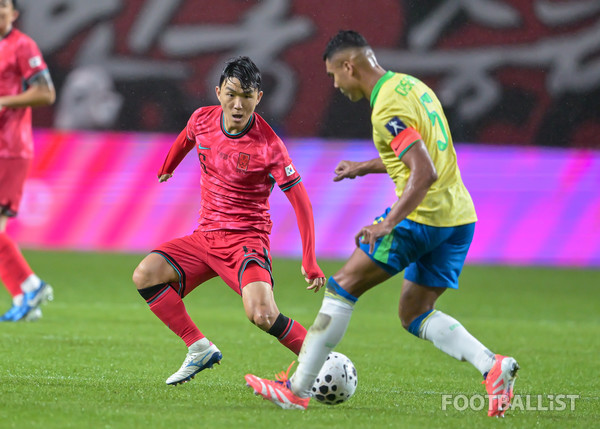카세미루(오른쪽,  브라질)를 상대하는 황인범(남자 축구대표팀). 서형권 기자