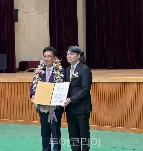 전진선 양평군수 당선인이 당선증을 교부받고 있다/투어코리아뉴스 김경남 기자