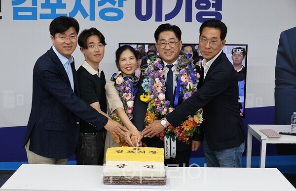 제9회 전국동시지방선거 김포시장 선거에서 더불어민주당 이기형 김포시장 당선인이 당선을 축하하고 있다.