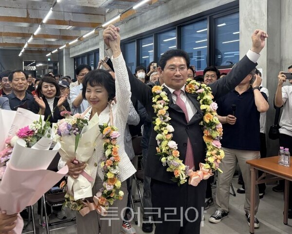 용인특례시장에 당선되 이상일 용인시장이 당선 직후 부인과 함께 손을 들고 환호하고 있다/투어코리아뉴스 정명달 기자
