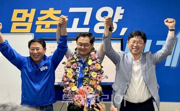 김영환 국회의원과 민경선 당선인, 장제환 전 예비후보가 당선을 축하하고 있다/투어코리아뉴스 김경남 기자