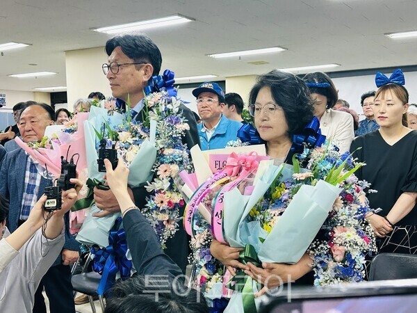 도성훈 인천시교육감 당선인이 당선이 확정된 직후 승리를 축하하고 있다..