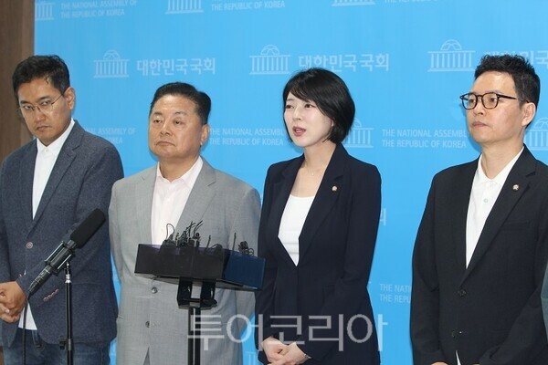 배현진 국민의힘 서울시당 위원장 등 참석자들이 4일 서울 여의도 국회 소통관에서 서울시 선거결과 등 현안 기자회견을 마치고 취재진의 질문에 답변을 하고 있다. 2026.06.04. / 투어코리아 이창호 기자