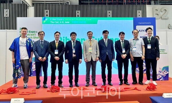 킨텍스가 4일 베트남 호치민 사이공 전시컨벤션센터(SECC)에서 국내 우수 의료기기 기업의 동남아 시장 판로 개척을 지원하는 ‘K-Med Expo Vietnam 2026’을 개최하고 있다.