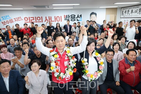 박용선 국민의힘 경북 포항시장 후보가 4일 오전 당선이 유력해지자 배우자 장재필 여사와 손을 잡고 환호하고 있다./사진-박용선 후보 캠프