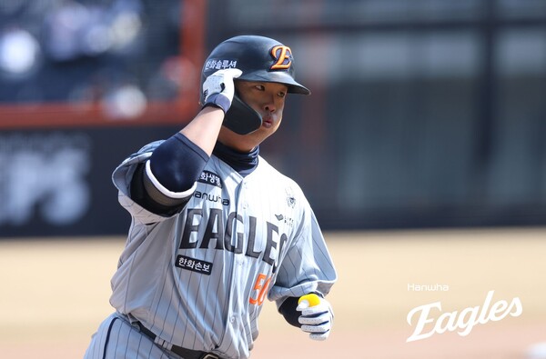 홈런을 날린 강백호(사진=한화)