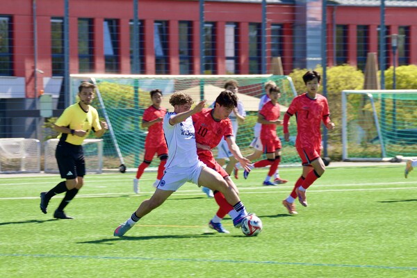 대한민국 U16 대표팀과 보루시아 도르트문트 U16 팀 선수들(사진=인사이트 커뮤니케이션스)