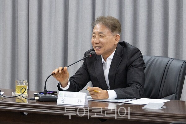 윤환 계양구청장이 지난 4일 개최한 주민자치협의회 간담회에서 발언을 하고 있다.