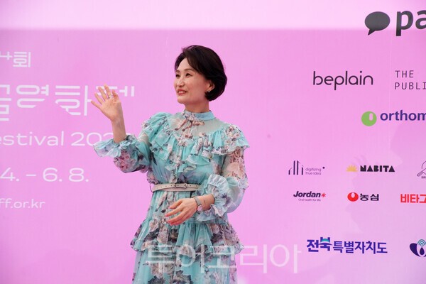 사진 / 방송인 박경림이 4일 전북 무주등나무운동장에서 열린 제14회 무주산골영화제 개막식 그린카펫 행사에서 관객들에게 인사하는 모습_투어코리아 유지훈 기자.