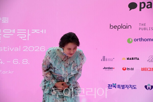 사진 / 방송인 박경림이 4일 전북 무주등나무운동장에서 열린 제14회 무주산골영화제 개막식 그린카펫 행사에서 관객들에게 인사하는 모습_투어코리아 유지훈 기자.