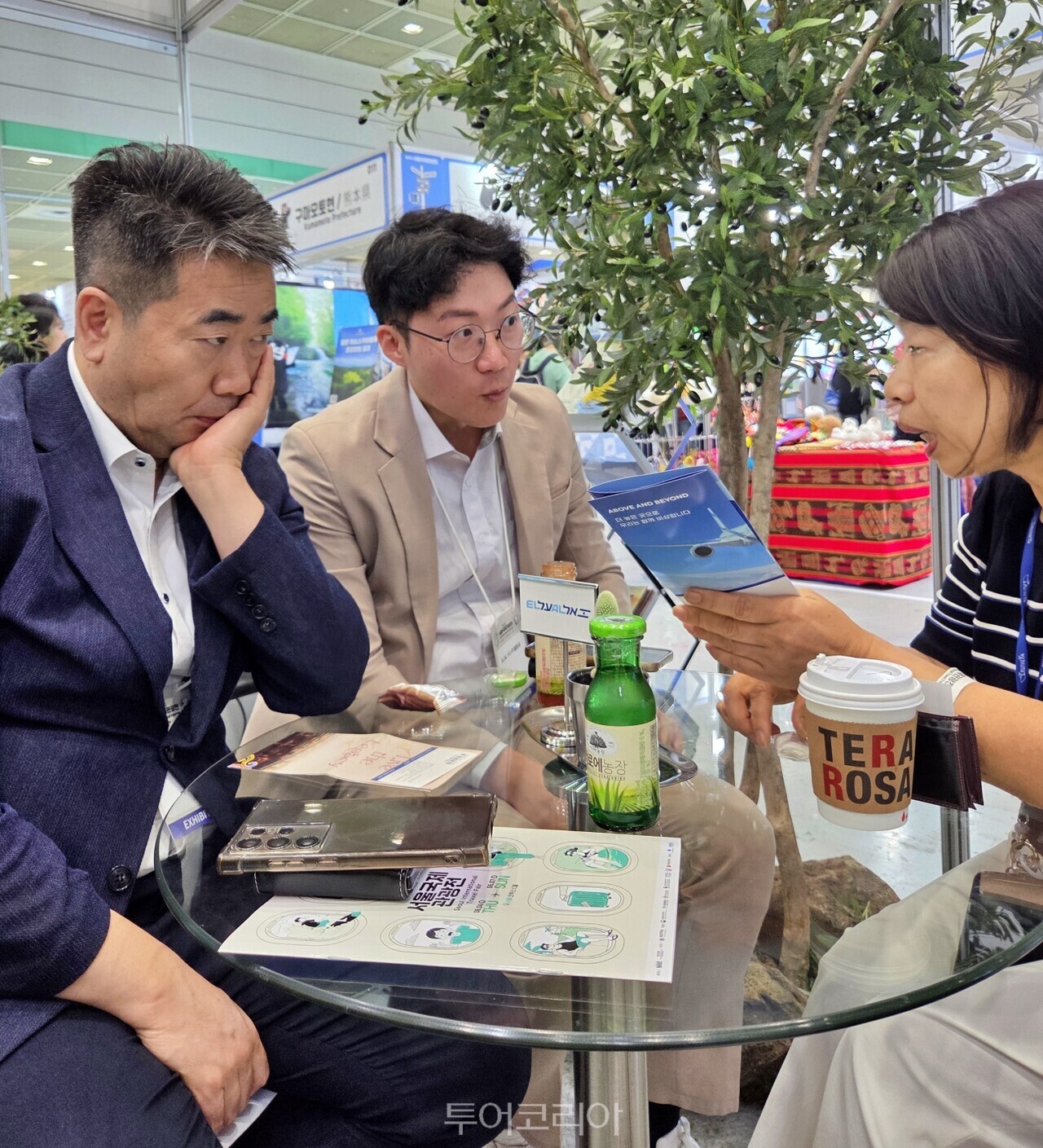 엘알 이스라엘항공의 한국 GSA를 맡은  PAA 구보경 상무와 민경삼 부장이 관광전을 찾은 여행사 관계자와 상담을 진행했다. / 사진-투어코리아