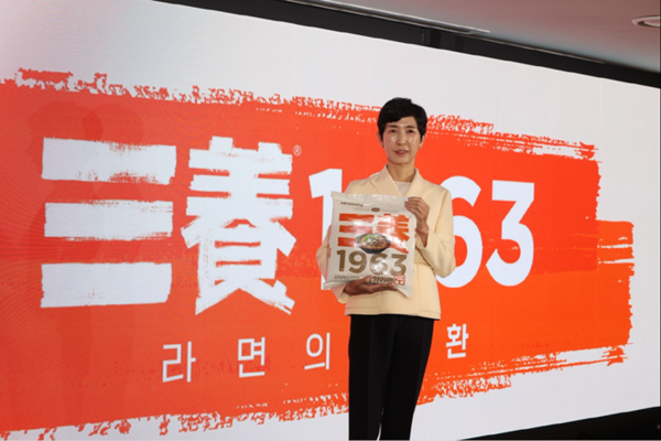 ’삼양1963’ 출시 발표회장에서 신제품을 소개 중인 김정수 당시 부회장(사진=삼양식품) 