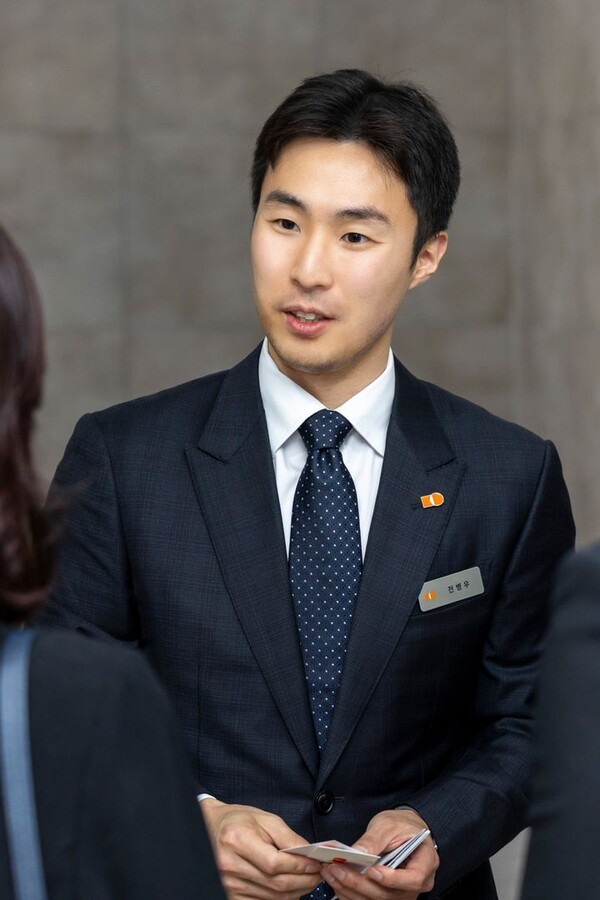 전병우 삼양식품 전무가 지난해 6월 밀양 제2공장 준공식에서 해외 바이어들을 만나고 있는 모습(사진=삼양라운드스퀘어)
