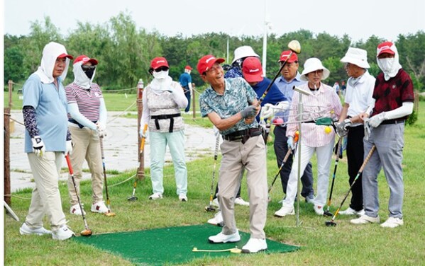 Photo shows ROK visitors playing park golf in Weihai, east China's Shandong Province.