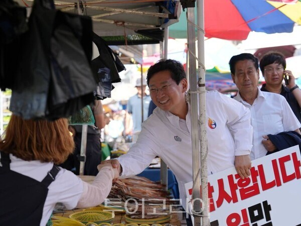 이상일 용인특례시장이 시장 상인과 소통하고 있다/투어코리아뉴스 정명달 기자    사짖ㄴ-이상일 SNS
