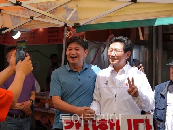재선에 당선된 이상일 시장이 시민과 소통하고 있다/투어코리아뉴스 정명달 사진=이상일 SNS