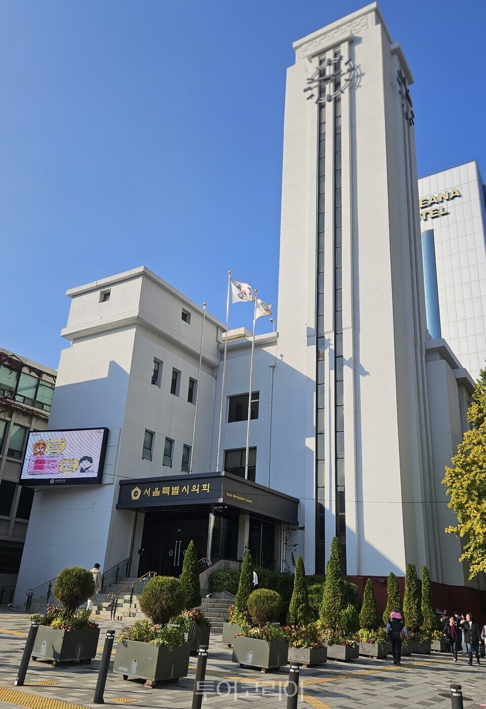 6.3   6·3 지방선거 결과 제12대 서울특별시의원 118명이 결정됐다.  소속 정당은 더불어민주당 80명(지역구 73명, 비례대표 7명), 국민의힘 38명(지역구 30명, 비례대표 8명) 이다. 