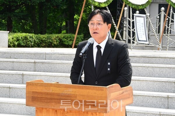 박용철 강화군수가 6일 오전 강화읍 견자산 현충탑 광장에서 열린 제71회 현충일 추념식에서 추념사를 하고 있다.