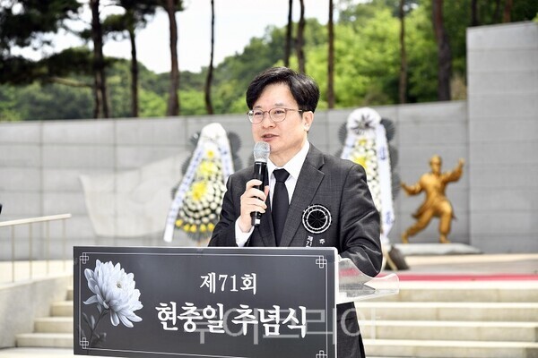 김포시가 6월 6일 현충일을 맞아 마산동 소재 김포시 현충탑에서 개최한 ‘제71회 현충일 추념식’에서 김병수 시장이 추념사를 하고 있다.