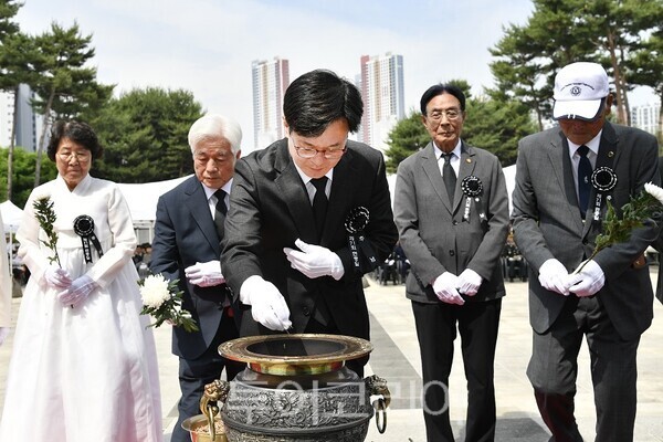 김포시가 6월 6일 현충일을 맞아 마산동 소재 김포시 현충탑에서 개최한 ‘제71회 현충일 추념식’에서 김병수 시장이 헌화와 분향을 하고 있다.