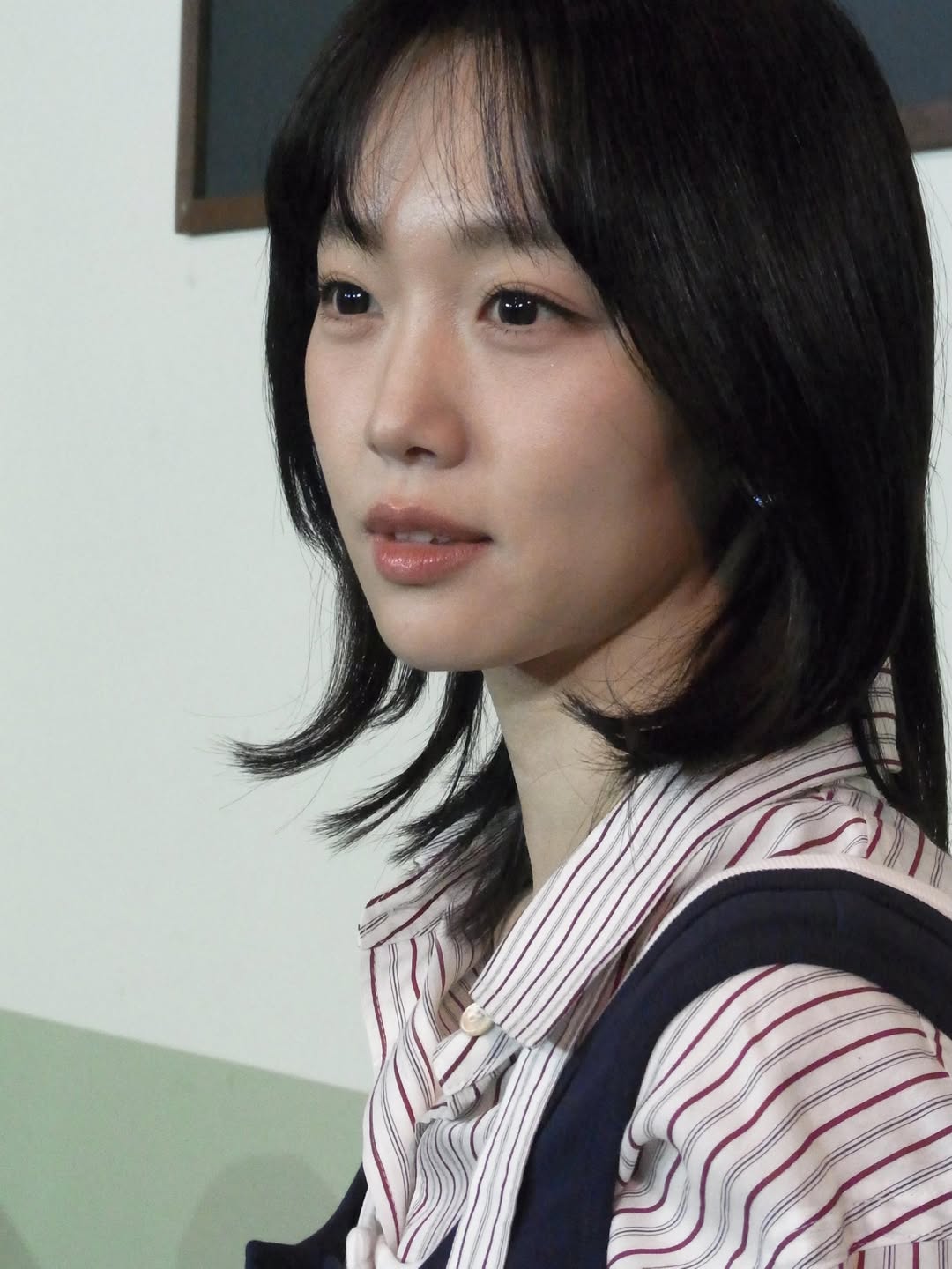 스트라이프 셔츠에 네이비 베스트를 레이어드한 진기주의 클로즈업 / 사진=진기주 인스타그램 @jinkijoo