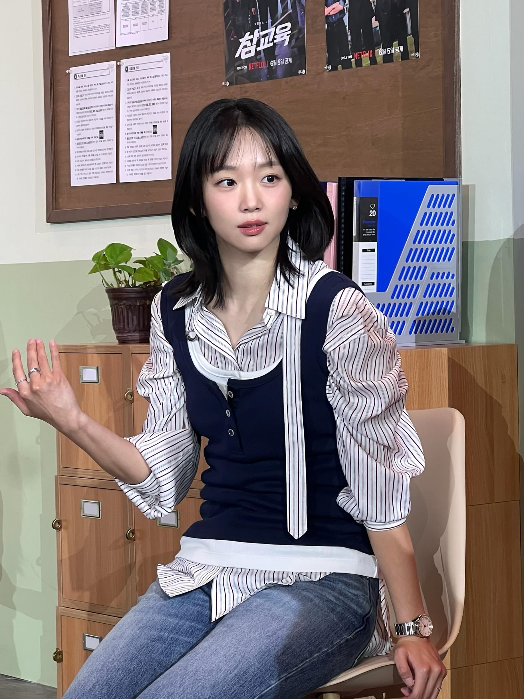 교실 콘셉트의 세트장 의자에 앉아 자연스러운 포즈를 취한 진기주 / 사진=진기주 인스타그램 @jinkijoo